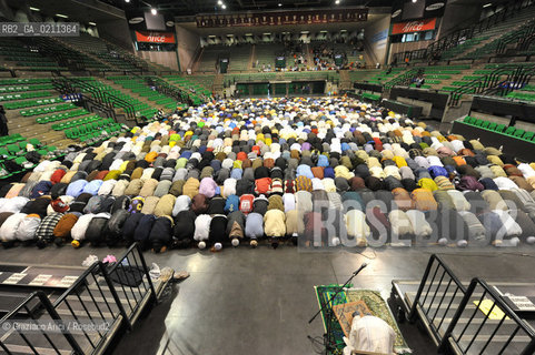 VENICE 30 SEPTEMBER 2008 THE HOLIDAY FOR THE END OF RAMADAM IN VILLORBA BASKET STADIUM OF BENETTON - PALAVERDE  ©Graziano Arici/Rosebud2 ISLAM MUSSULMANI EXTRACOMUNITARI RELIGIONE