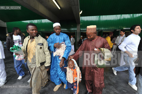 VENICE 30 SEPTEMBER 2008 THE HOLIDAY FOR THE END OF RAMADAM IN VILLORBA BASKET STADIUM OF BENETTON - PALAVERDE  ©Graziano Arici/Rosebud2 ISLAM MUSSULMANI EXTRACOMUNITARI RELIGIONE
