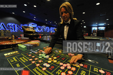 VENEZIA 16 OTTOBRE 2008 - - LA SALA DELLE ROULETTE DEL CASINO DI VENEZIA A CA NOGHERA ©Graziano Arici/Rosebud2 GIOCO SLOT MACHINES