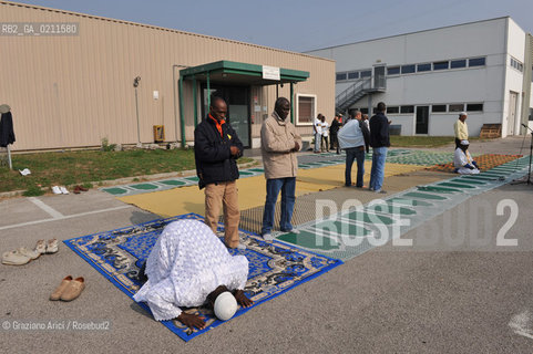 TREVISO 17/10/08 - THE FRIDAY PRAYER OF THE ISLAMIC COMMUNITY OF TREVISO - THE ISLAMIC COMMUNITY IS NOT ALLOWED TO USE HIS OWN SPACE IN VILLORBA (TV) FOR THE PRAYER. SO THE MUSLIMS MUST PRAY IN THE PARKING IN FRONT OF THE BUILDING.©Graziano Arici/Rosebud2 MUSSULMANO RELIGIONE ISLAMICO PREGHIERA MOSCHEA