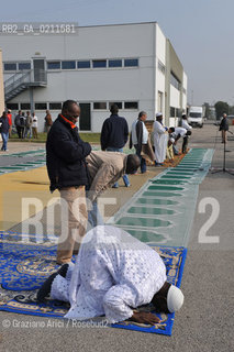 TREVISO 17/10/08 - THE FRIDAY PRAYER OF THE ISLAMIC COMMUNITY OF TREVISO - THE ISLAMIC COMMUNITY IS NOT ALLOWED TO USE HIS OWN SPACE IN VILLORBA (TV) FOR THE PRAYER. SO THE MUSLIMS MUST PRAY IN THE PARKING IN FRONT OF THE BUILDING.©Graziano Arici/Rosebud2 MUSSULMANO RELIGIONE ISLAMICO PREGHIERA MOSCHEA