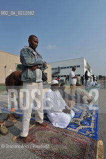 TREVISO 17/10/08 - THE FRIDAY PRAYER OF THE ISLAMIC COMMUNITY OF TREVISO - THE ISLAMIC COMMUNITY IS NOT ALLOWED TO USE HIS OWN SPACE IN VILLORBA (TV) FOR THE PRAYER. SO THE MUSLIMS MUST PRAY IN THE PARKING IN FRONT OF THE BUILDING.©Graziano Arici/Rosebud2 MUSSULMANO RELIGIONE ISLAMICO PREGHIERA MOSCHEA