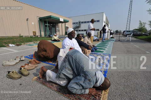 TREVISO 17/10/08 - THE FRIDAY PRAYER OF THE ISLAMIC COMMUNITY OF TREVISO - THE ISLAMIC COMMUNITY IS NOT ALLOWED TO USE HIS OWN SPACE IN VILLORBA (TV) FOR THE PRAYER. SO THE MUSLIMS MUST PRAY IN THE PARKING IN FRONT OF THE BUILDING.©Graziano Arici/Rosebud2 MUSSULMANO RELIGIONE ISLAMICO PREGHIERA MOSCHEA