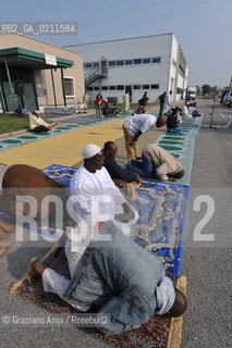 TREVISO 17/10/08 - THE FRIDAY PRAYER OF THE ISLAMIC COMMUNITY OF TREVISO - THE ISLAMIC COMMUNITY IS NOT ALLOWED TO USE HIS OWN SPACE IN VILLORBA (TV) FOR THE PRAYER. SO THE MUSLIMS MUST PRAY IN THE PARKING IN FRONT OF THE BUILDING.©Graziano Arici/Rosebud2 MUSSULMANO RELIGIONE ISLAMICO PREGHIERA MOSCHEA