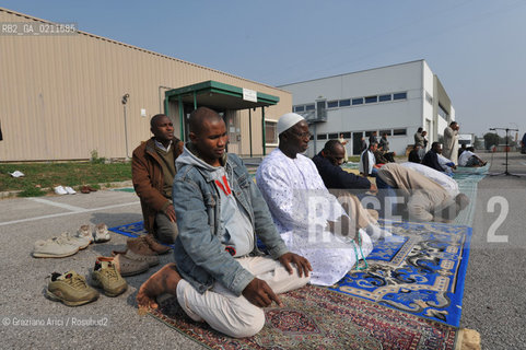 TREVISO 17/10/08 - THE FRIDAY PRAYER OF THE ISLAMIC COMMUNITY OF TREVISO - THE ISLAMIC COMMUNITY IS NOT ALLOWED TO USE HIS OWN SPACE IN VILLORBA (TV) FOR THE PRAYER. SO THE MUSLIMS MUST PRAY IN THE PARKING IN FRONT OF THE BUILDING.©Graziano Arici/Rosebud2 MUSSULMANO RELIGIONE ISLAMICO PREGHIERA MOSCHEA