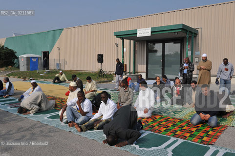 TREVISO 17/10/08 - THE FRIDAY PRAYER OF THE ISLAMIC COMMUNITY OF TREVISO - THE ISLAMIC COMMUNITY IS NOT ALLOWED TO USE HIS OWN SPACE IN VILLORBA (TV) FOR THE PRAYER. SO THE MUSLIMS MUST PRAY IN THE PARKING IN FRONT OF THE BUILDING.©Graziano Arici/Rosebud2 MUSSULMANO RELIGIONE ISLAMICO PREGHIERA MOSCHEA