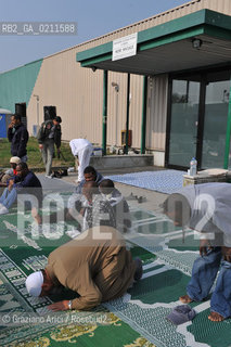TREVISO 17/10/08 - THE FRIDAY PRAYER OF THE ISLAMIC COMMUNITY OF TREVISO - THE ISLAMIC COMMUNITY IS NOT ALLOWED TO USE HIS OWN SPACE IN VILLORBA (TV) FOR THE PRAYER. SO THE MUSLIMS MUST PRAY IN THE PARKING IN FRONT OF THE BUILDING.©Graziano Arici/Rosebud2 MUSSULMANO RELIGIONE ISLAMICO PREGHIERA MOSCHEA