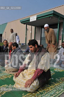 TREVISO 17/10/08 - THE FRIDAY PRAYER OF THE ISLAMIC COMMUNITY OF TREVISO - THE ISLAMIC COMMUNITY IS NOT ALLOWED TO USE HIS OWN SPACE IN VILLORBA (TV) FOR THE PRAYER. SO THE MUSLIMS MUST PRAY IN THE PARKING IN FRONT OF THE BUILDING.©Graziano Arici/Rosebud2 MUSSULMANO RELIGIONE ISLAMICO PREGHIERA MOSCHEA