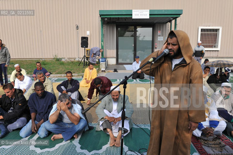 TREVISO 17/10/08 - THE FRIDAY PRAYER OF THE ISLAMIC COMMUNITY OF TREVISO - THE ISLAMIC COMMUNITY IS NOT ALLOWED TO USE HIS OWN SPACE IN VILLORBA (TV) FOR THE PRAYER. SO THE MUSLIMS MUST PRAY IN THE PARKING IN FRONT OF THE BUILDING.©Graziano Arici/Rosebud2 MUSSULMANO RELIGIONE ISLAMICO PREGHIERA MOSCHEA