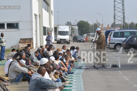 TREVISO 17/10/08 - THE FRIDAY PRAYER OF THE ISLAMIC COMMUNITY OF TREVISO - THE ISLAMIC COMMUNITY IS NOT ALLOWED TO USE HIS OWN SPACE IN VILLORBA (TV) FOR THE PRAYER. SO THE MUSLIMS MUST PRAY IN THE PARKING IN FRONT OF THE BUILDING.©Graziano Arici/Rosebud2 MUSSULMANO RELIGIONE ISLAMICO PREGHIERA MOSCHEA