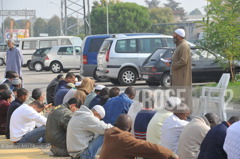 TREVISO 17/10/08 - THE FRIDAY PRAYER OF THE ISLAMIC COMMUNITY OF TREVISO - THE ISLAMIC COMMUNITY IS NOT ALLOWED TO USE HIS OWN SPACE IN VILLORBA (TV) FOR THE PRAYER. SO THE MUSLIMS MUST PRAY IN THE PARKING IN FRONT OF THE BUILDING.©Graziano Arici/Rosebud2 MUSSULMANO RELIGIONE ISLAMICO PREGHIERA MOSCHEA