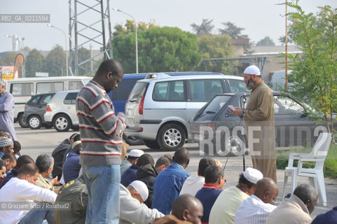TREVISO 17/10/08 - THE FRIDAY PRAYER OF THE ISLAMIC COMMUNITY OF TREVISO - THE ISLAMIC COMMUNITY IS NOT ALLOWED TO USE HIS OWN SPACE IN VILLORBA (TV) FOR THE PRAYER. SO THE MUSLIMS MUST PRAY IN THE PARKING IN FRONT OF THE BUILDING.©Graziano Arici/Rosebud2 MUSSULMANO RELIGIONE ISLAMICO PREGHIERA MOSCHEA