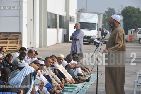 TREVISO 17/10/08 - THE FRIDAY PRAYER OF THE ISLAMIC COMMUNITY OF TREVISO - THE ISLAMIC COMMUNITY IS NOT ALLOWED TO USE HIS OWN SPACE IN VILLORBA (TV) FOR THE PRAYER. SO THE MUSLIMS MUST PRAY IN THE PARKING IN FRONT OF THE BUILDING.©Graziano Arici/Rosebud2 MUSSULMANO RELIGIONE ISLAMICO PREGHIERA MOSCHEA