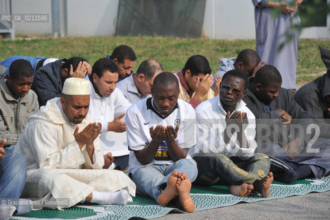 TREVISO 17/10/08 - THE FRIDAY PRAYER OF THE ISLAMIC COMMUNITY OF TREVISO - THE ISLAMIC COMMUNITY IS NOT ALLOWED TO USE HIS OWN SPACE IN VILLORBA (TV) FOR THE PRAYER. SO THE MUSLIMS MUST PRAY IN THE PARKING IN FRONT OF THE BUILDING.©Graziano Arici/Rosebud2 MUSSULMANO RELIGIONE ISLAMICO PREGHIERA MOSCHEA