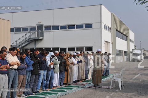 TREVISO 17/10/08 - THE FRIDAY PRAYER OF THE ISLAMIC COMMUNITY OF TREVISO - THE ISLAMIC COMMUNITY IS NOT ALLOWED TO USE HIS OWN SPACE IN VILLORBA (TV) FOR THE PRAYER. SO THE MUSLIMS MUST PRAY IN THE PARKING IN FRONT OF THE BUILDING.©Graziano Arici/Rosebud2 MUSSULMANO RELIGIONE ISLAMICO PREGHIERA MOSCHEA