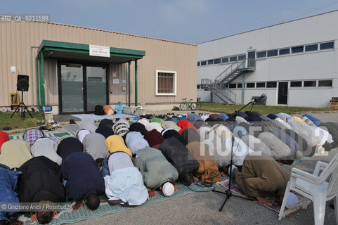 TREVISO 17/10/08 - THE FRIDAY PRAYER OF THE ISLAMIC COMMUNITY OF TREVISO - THE ISLAMIC COMMUNITY IS NOT ALLOWED TO USE HIS OWN SPACE IN VILLORBA (TV) FOR THE PRAYER. SO THE MUSLIMS MUST PRAY IN THE PARKING IN FRONT OF THE BUILDING.©Graziano Arici/Rosebud2 MUSSULMANO RELIGIONE ISLAMICO PREGHIERA MOSCHEA