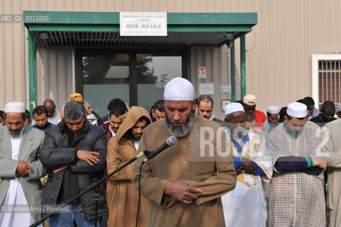 TREVISO 17/10/08 - THE FRIDAY PRAYER OF THE ISLAMIC COMMUNITY OF TREVISO - THE ISLAMIC COMMUNITY IS NOT ALLOWED TO USE HIS OWN SPACE IN VILLORBA (TV) FOR THE PRAYER. SO THE MUSLIMS MUST PRAY IN THE PARKING IN FRONT OF THE BUILDING.©Graziano Arici/Rosebud2 MUSSULMANO RELIGIONE ISLAMICO PREGHIERA MOSCHEA