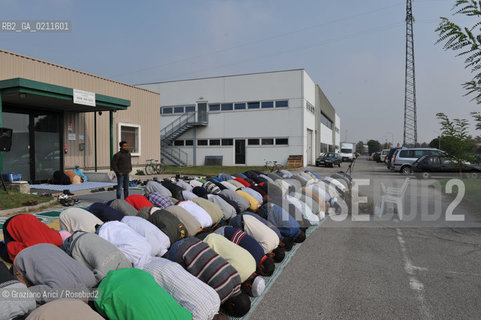 TREVISO 17/10/08 - THE FRIDAY PRAYER OF THE ISLAMIC COMMUNITY OF TREVISO - THE ISLAMIC COMMUNITY IS NOT ALLOWED TO USE HIS OWN SPACE IN VILLORBA (TV) FOR THE PRAYER. SO THE MUSLIMS MUST PRAY IN THE PARKING IN FRONT OF THE BUILDING.©Graziano Arici/Rosebud2 MUSSULMANO RELIGIONE ISLAMICO PREGHIERA MOSCHEA