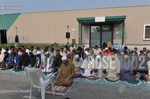 TREVISO 17/10/08 - THE FRIDAY PRAYER OF THE ISLAMIC COMMUNITY OF TREVISO - THE ISLAMIC COMMUNITY IS NOT ALLOWED TO USE HIS OWN SPACE IN VILLORBA (TV) FOR THE PRAYER. SO THE MUSLIMS MUST PRAY IN THE PARKING IN FRONT OF THE BUILDING.©Graziano Arici/Rosebud2 MUSSULMANO RELIGIONE ISLAMICO PREGHIERA MOSCHEA