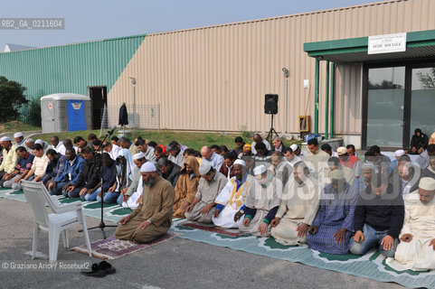 TREVISO 17/10/08 - THE FRIDAY PRAYER OF THE ISLAMIC COMMUNITY OF TREVISO - THE ISLAMIC COMMUNITY IS NOT ALLOWED TO USE HIS OWN SPACE IN VILLORBA (TV) FOR THE PRAYER. SO THE MUSLIMS MUST PRAY IN THE PARKING IN FRONT OF THE BUILDING.©Graziano Arici/Rosebud2 MUSSULMANO RELIGIONE ISLAMICO PREGHIERA MOSCHEA