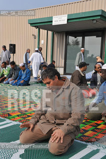 TREVISO 17/10/08 - THE FRIDAY PRAYER OF THE ISLAMIC COMMUNITY OF TREVISO - THE ISLAMIC COMMUNITY IS NOT ALLOWED TO USE HIS OWN SPACE IN VILLORBA (TV) FOR THE PRAYER. SO THE MUSLIMS MUST PRAY IN THE PARKING IN FRONT OF THE BUILDING.©Graziano Arici/Rosebud2 MUSSULMANO RELIGIONE ISLAMICO PREGHIERA MOSCHEA