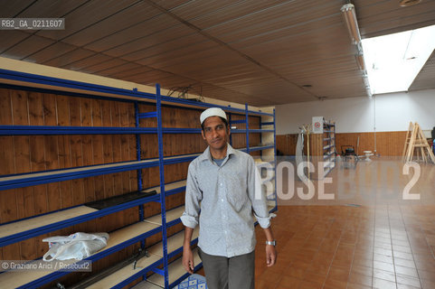 TREVISO 17/10/08 - THE FRIDAY PRAYER OF THE ISLAMIC COMMUNITY OF TREVISO - THE ISLAMIC COMMUNITY IS NOT ALLOWED TO USE HIS OWN SPACE IN VILLORBA (TV) FOR THE PRAYER. SO THE MUSLIMS MUST PRAY IN THE PARKING IN FRONT OF THE BUILDING.©Graziano Arici/Rosebud2 MUSSULMANO RELIGIONE ISLAMICO PREGHIERA MOSCHEA