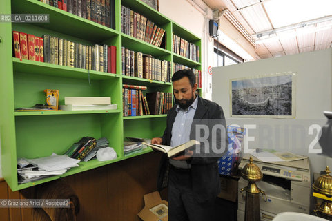 TREVISO 17/10/08 - THE FRIDAY PRAYER OF THE ISLAMIC COMMUNITY OF TREVISO - THE ISLAMIC COMMUNITY IS NOT ALLOWED TO USE HIS OWN SPACE IN VILLORBA (TV) FOR THE PRAYER. SO THE MUSLIMS MUST PRAY IN THE PARKING IN FRONT OF THE BUILDING. - YOUSSEFF TADIL, PRESIDENT OF TREVISO ISLAMIC COMMUNITY ©Graziano Arici/Rosebud2 MUSSULMANO RELIGIONE ISLAMICO PREGHIERA MOSCHEA