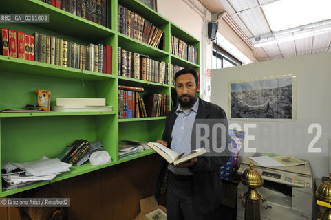 TREVISO 17/10/08 - THE FRIDAY PRAYER OF THE ISLAMIC COMMUNITY OF TREVISO - THE ISLAMIC COMMUNITY IS NOT ALLOWED TO USE HIS OWN SPACE IN VILLORBA (TV) FOR THE PRAYER. SO THE MUSLIMS MUST PRAY IN THE PARKING IN FRONT OF THE BUILDING. - YOUSSEFF TADIL, PRESIDENT OF TREVISO ISLAMIC COMMUNITY ©Graziano Arici/Rosebud2 MUSSULMANO RELIGIONE ISLAMICO PREGHIERA MOSCHEA