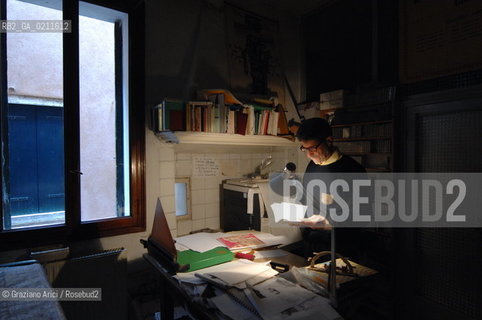 VENEZIA APRILE 2008 - IL COMPOSITORE DI MUSICA CONTEMPORANEA CLAUDIO AMBROSINI NEL SUO STUDIO A VENEZIA©Graziano Arici/Rosebud2