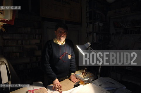 VENEZIA APRILE 2008 - IL COMPOSITORE DI MUSICA CONTEMPORANEA CLAUDIO AMBROSINI NEL SUO STUDIO A VENEZIA©Graziano Arici/Rosebud2