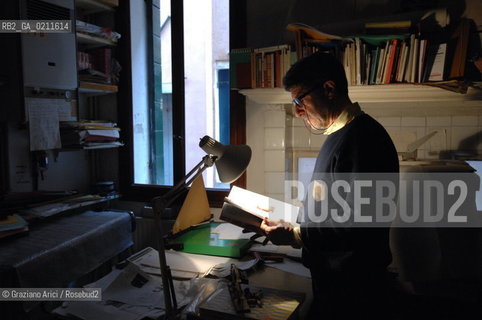 VENEZIA APRILE 2008 - IL COMPOSITORE DI MUSICA CONTEMPORANEA CLAUDIO AMBROSINI NEL SUO STUDIO A VENEZIA©Graziano Arici/Rosebud2