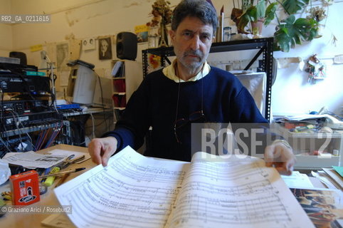 VENEZIA APRILE 2008 - IL COMPOSITORE DI MUSICA CONTEMPORANEA CLAUDIO AMBROSINI NEL SUO STUDIO A VENEZIA©Graziano Arici/Rosebud2
