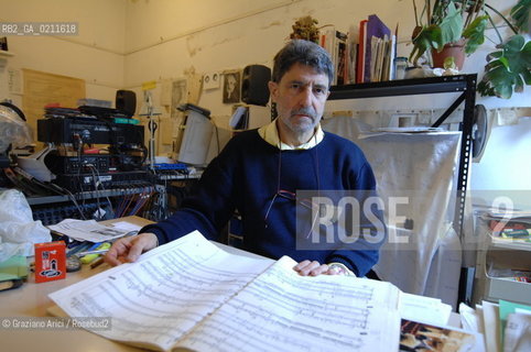 VENEZIA APRILE 2008 - IL COMPOSITORE DI MUSICA CONTEMPORANEA CLAUDIO AMBROSINI NEL SUO STUDIO A VENEZIA©Graziano Arici/Rosebud2