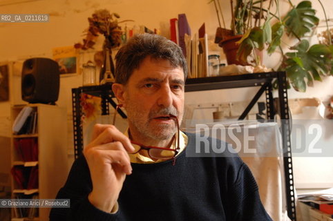 VENEZIA APRILE 2008 - IL COMPOSITORE DI MUSICA CONTEMPORANEA CLAUDIO AMBROSINI NEL SUO STUDIO A VENEZIA©Graziano Arici/Rosebud2