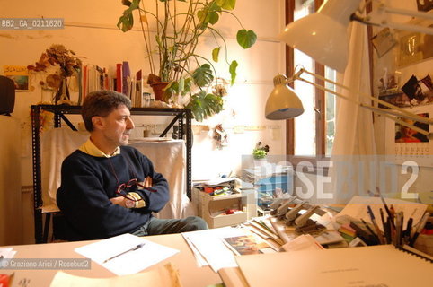 VENEZIA APRILE 2008 - IL COMPOSITORE DI MUSICA CONTEMPORANEA CLAUDIO AMBROSINI NEL SUO STUDIO A VENEZIA©Graziano Arici/Rosebud2