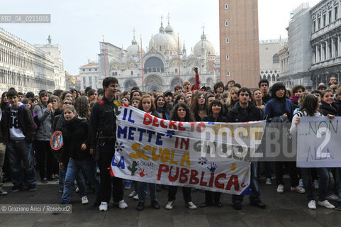 VENICE 27/10/08 - STUDENT STRIKE IN ST. MARKS SQUARE AGAINST THE GELMINI LAW ©Graziano Arici/Rosebud2 STUDENTE SCUOLA S.MARCO