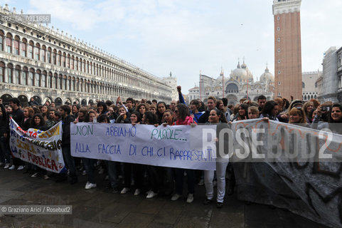 VENICE 27/10/08 - STUDENT STRIKE IN ST. MARKS SQUARE AGAINST THE GELMINI LAW ©Graziano Arici/Rosebud2 STUDENTE SCUOLA S.MARCO