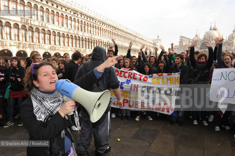 VENICE 27/10/08 - STUDENT STRIKE IN ST. MARKS SQUARE AGAINST THE GELMINI LAW ©Graziano Arici/Rosebud2 STUDENTE SCUOLA S.MARCO