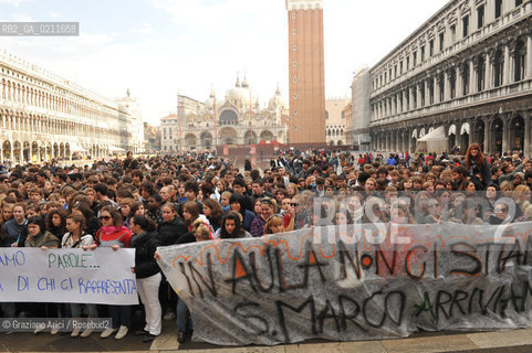 VENICE 27/10/08 - STUDENT STRIKE IN ST. MARKS SQUARE AGAINST THE GELMINI LAW ©Graziano Arici/Rosebud2 STUDENTE SCUOLA S.MARCO