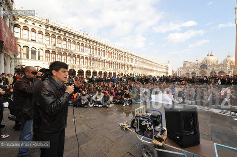 VENICE 27/10/08 - PUBLIC LESSON DURING THE STUDENT STRIKE IN ST. MARKS SQUARE AGAINST THE GELMINI LAW ©Graziano Arici/Rosebud2 STUDENTE SCUOLA S.MARCO
