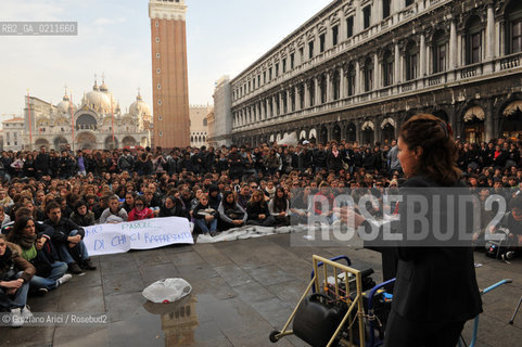 VENICE 27/10/08 - PUBLIC LESSON DURING THE STUDENT STRIKE IN ST. MARKS SQUARE AGAINST THE GELMINI LAW ©Graziano Arici/Rosebud2 STUDENTE SCUOLA S.MARCO