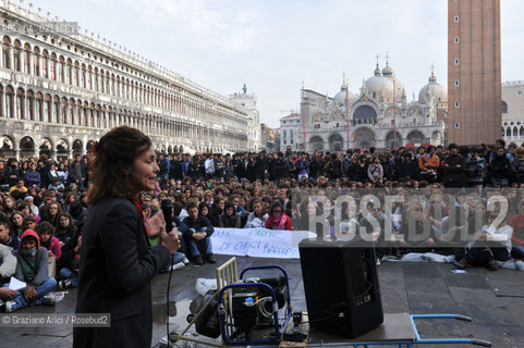 VENICE 27/10/08 - PUBLIC LESSON DURING THE STUDENT STRIKE IN ST. MARKS SQUARE AGAINST THE GELMINI LAW ©Graziano Arici/Rosebud2 STUDENTE SCUOLA S.MARCO