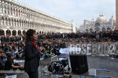 VENICE 27/10/08 - PUBLIC LESSON DURING THE STUDENT STRIKE IN ST. MARKS SQUARE AGAINST THE GELMINI LAW ©Graziano Arici/Rosebud2 STUDENTE SCUOLA S.MARCO