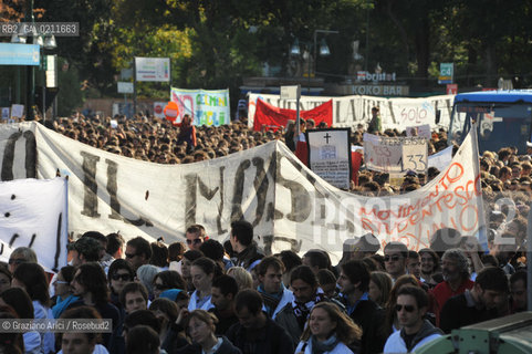VENEZIA OTTOBRE 2008 - MANIFESTAZIONE STUDENTESCA CONTRO LA LEGGE GELMINI A PIAZZALE ROMA E SUL PONTE DELLA LIBERTA ©Graziano Arici/Rosebud2 CORTEO STUDENTE