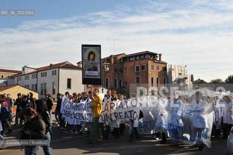 VENEZIA OTTOBRE 2008 - MANIFESTAZIONE STUDENTESCA CONTRO LA LEGGE GELMINI A PIAZZALE ROMA E SUL PONTE DELLA LIBERTA ©Graziano Arici/Rosebud2 CORTEO STUDENTE