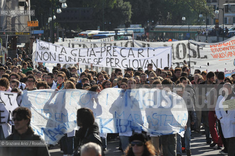 VENEZIA OTTOBRE 2008 - MANIFESTAZIONE STUDENTESCA CONTRO LA LEGGE GELMINI A PIAZZALE ROMA E SUL PONTE DELLA LIBERTA ©Graziano Arici/Rosebud2 CORTEO STUDENTE