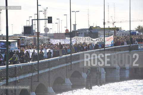 VENEZIA OTTOBRE 2008 - MANIFESTAZIONE STUDENTESCA CONTRO LA LEGGE GELMINI A PIAZZALE ROMA E SUL PONTE DELLA LIBERTA ©Graziano Arici/Rosebud2 CORTEO STUDENTE