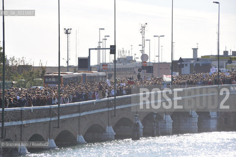 VENEZIA OTTOBRE 2008 - MANIFESTAZIONE STUDENTESCA CONTRO LA LEGGE GELMINI A PIAZZALE ROMA E SUL PONTE DELLA LIBERTA ©Graziano Arici/Rosebud2 CORTEO STUDENTE