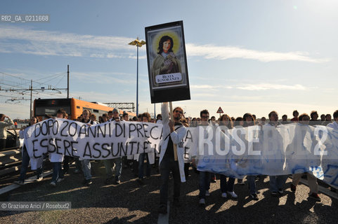VENEZIA OTTOBRE 2008 - MANIFESTAZIONE STUDENTESCA CONTRO LA LEGGE GELMINI A PIAZZALE ROMA E SUL PONTE DELLA LIBERTA ©Graziano Arici/Rosebud2 CORTEO STUDENTE