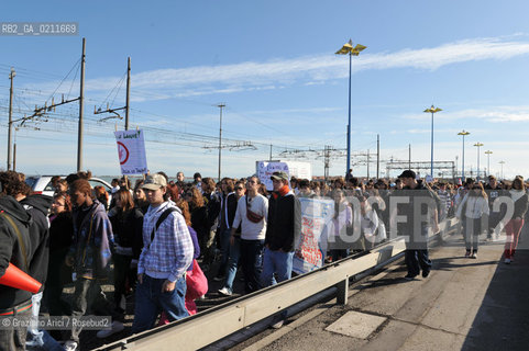 VENEZIA OTTOBRE 2008 - MANIFESTAZIONE STUDENTESCA CONTRO LA LEGGE GELMINI A PIAZZALE ROMA E SUL PONTE DELLA LIBERTA ©Graziano Arici/Rosebud2 CORTEO STUDENTE